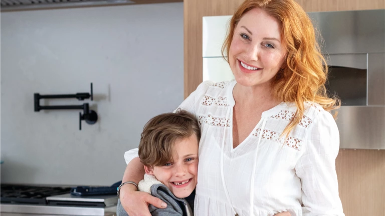 Scandinavian Barnhouse - Family in Kitchen